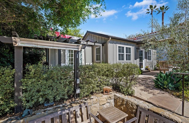 Downtown but secluded cottage, built 2022