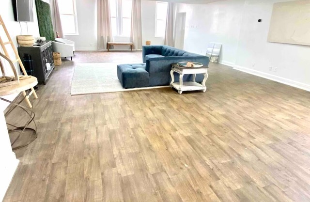 Downtown condo Cozy 2-bedroom with WiFi, AC in charming Owensboro