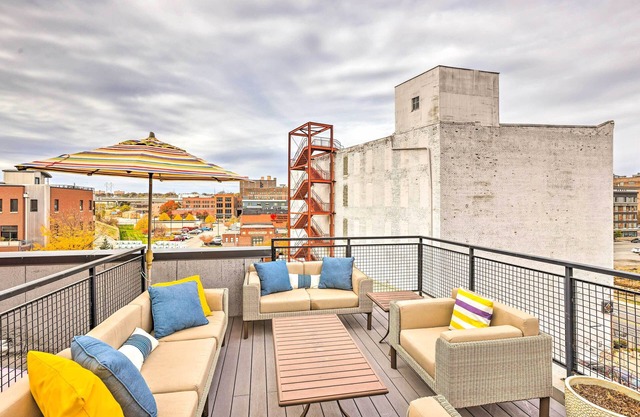 Downtown Condo w/Rooftop Patio & City Views!