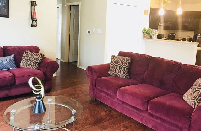Downtown, Convention Center, Modern Mid-Century Craftsman & Pet Friendly 3BRHome