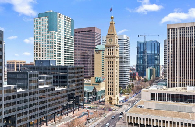 DOWNTOWN DENVER CONDO: FANTASTIC VIEWS FROM PRIVATE BALCONY-POOL-GYM-GAME ROOM