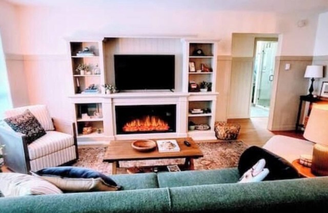 Downtown Designer Duplex close to Beach! Spa Tub, Sunroom, Game Room, EV & more!
