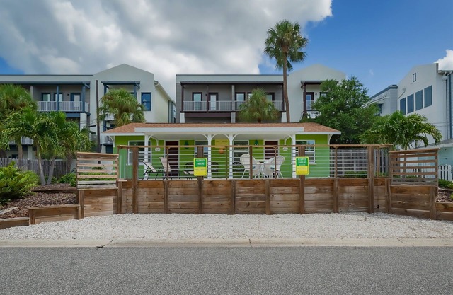 Downtown Dunedin Cottage Near Beaches + Breweries