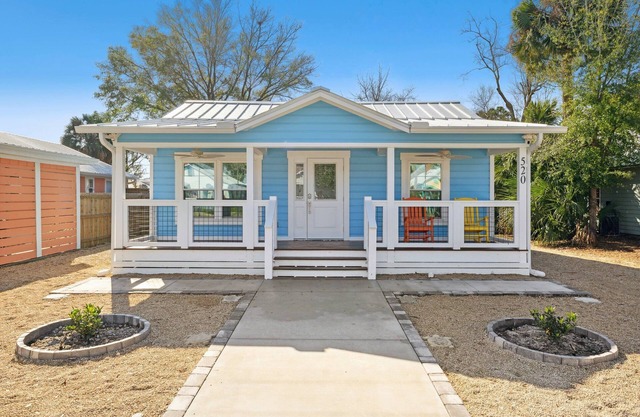Downtown Florida Cottage Sleeps 6