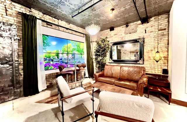 Downtown GR - parking, fitness center, hot tub, rooftop pool deck included