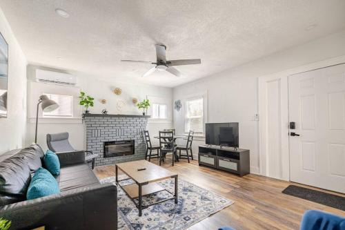Downtown Hideaway 1-Bedroom Bungalow