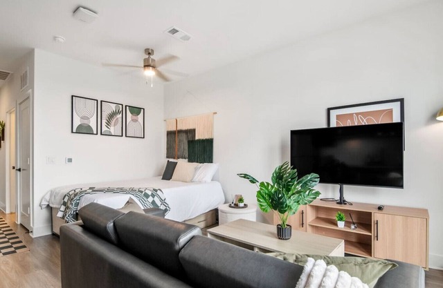 Downtown Houston | Studio | Shared Pool & Gym