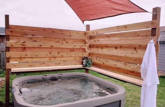 *Downtown Location*Hot Tub*Fenced Yard for Dogs*