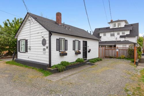 Downtown location Near the Beach Dog Friendly