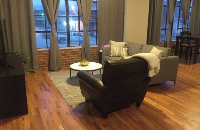 Downtown loft in Webb City! New! 🥇🌟