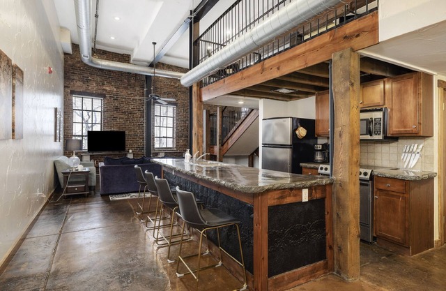 Downtown Loft - minutes from bars, restaurants, stadium and more