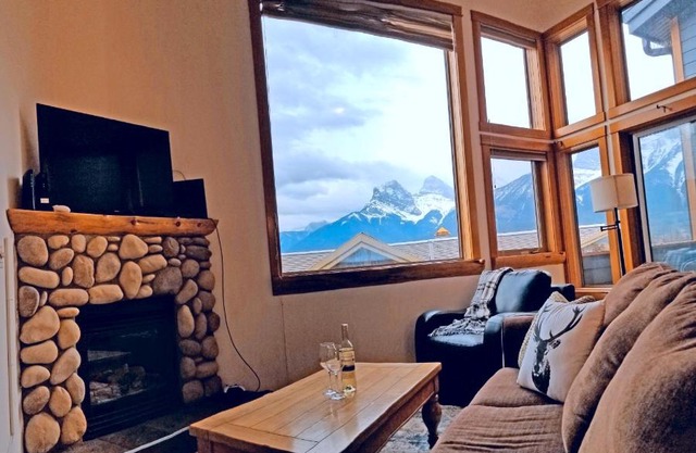 Downtown Loft, Mountain Views, Fireplace, Couple's Retreat, Walker's Paradise
