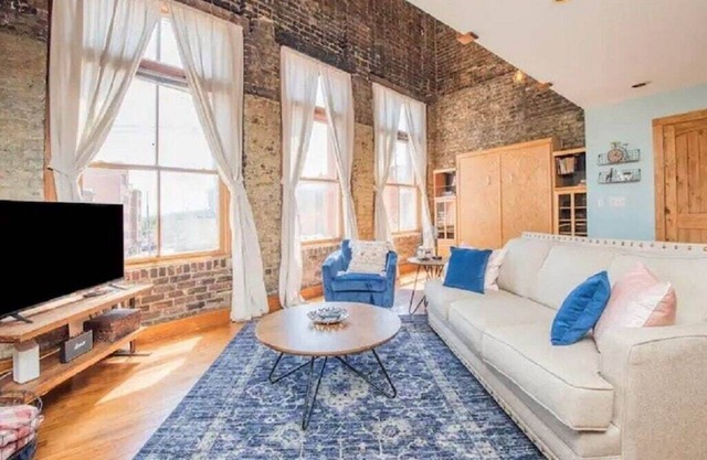 Downtown Loft - Pet Friendly - 2 Queen Beds