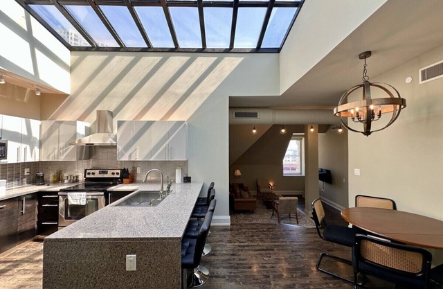 Downtown Luxury 2BR Penthouse Apt