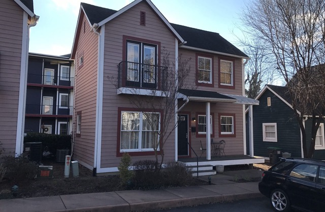 Downtown Mall Cottage just off Main St., breweries/wineries 10-30min drive