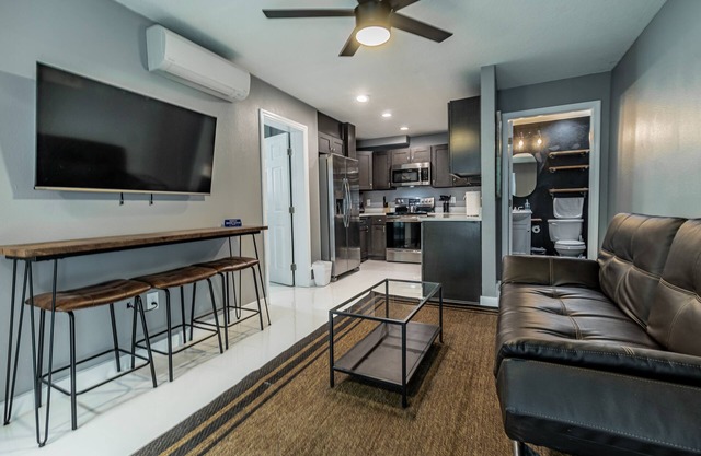 Downtown Orlando 2 bedroom home w/Full Kitchen & Parking spots