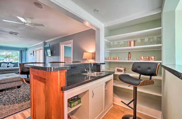 Downtown Retreat w/Grill, Fire Pit & Wet Bar