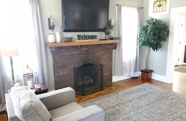 Downtown Retreat with large privacy fenced yard. Pet Friendly!