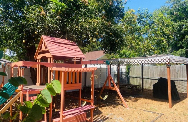 Downtown Sarasota Florida Vacation Rental 3BR House, Pet-Friendly, Near Beaches