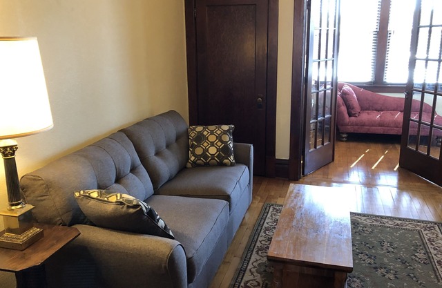 Downtown Sleepy Eye Apartment, 1 bedroom and sleeper. Vintage in every way!
