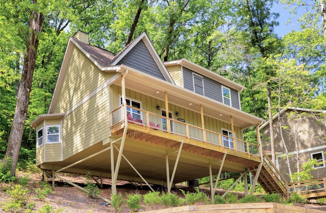 Downtown snowbird-friendly house with 2 fireplaces, deck, mountain views-Dogs ok