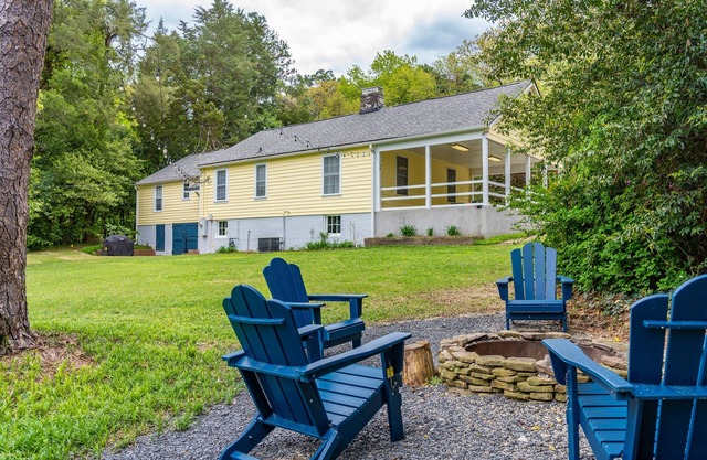 Downtown So. Pines - sleeps 8, walk to town.