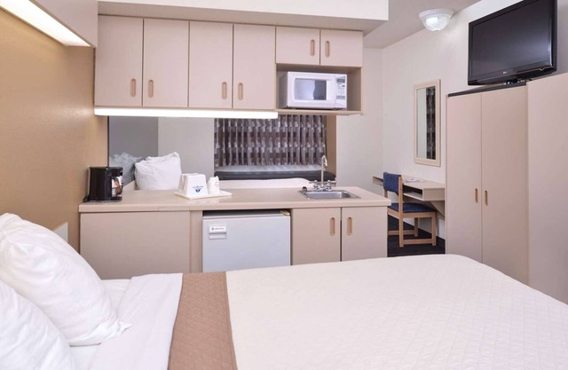 Downtown Stay | 2 Welcoming Rooms w/Complimentary Breakfast | Free Parking