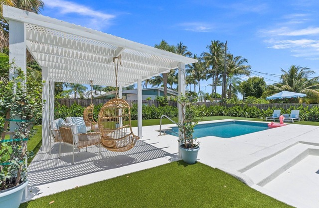 🌴 Downtown Stuart’s Blue Palm Villa🌴 -3 🛌/2🛀 Pool Home w/putting green⛳️