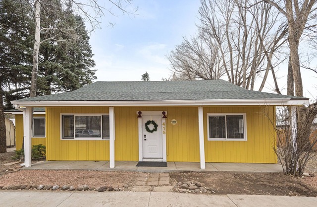 Downtown Sunshine Bungalow w/AC, Fully Fenced Yard, 5 Smart TVs, W/D, Fast WiFi.
