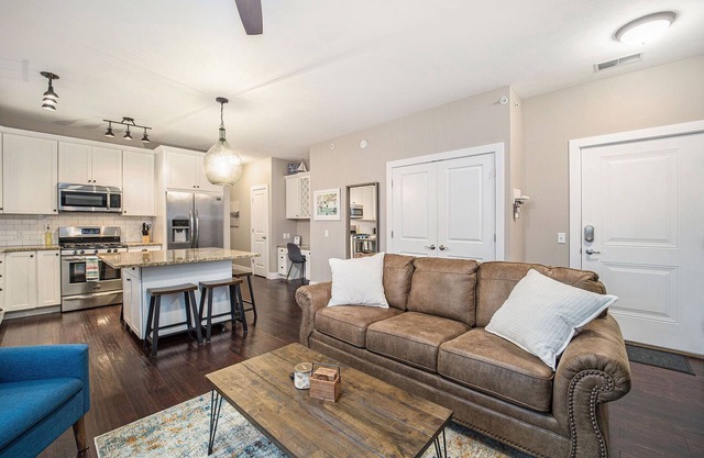 Downtown TC Luxury 2 Bedroom - 3 Bed Top Floor Condo Parking Included