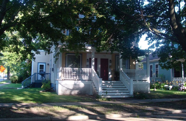 Downtown townhouse 3.5 blocks to the beach!