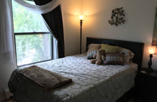 Downtown, Upscale PEARL ST!