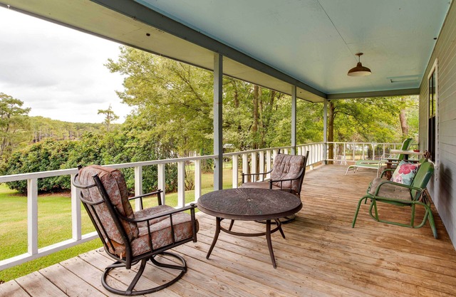 Doyline Cottage w/Large Porch & Lake Access!