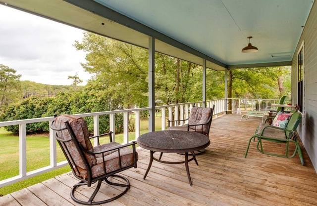 Doyline Cottage with Large Porch and Lake Access!