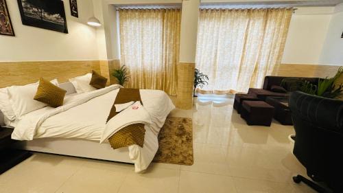 DR White House - Noida Sector 18