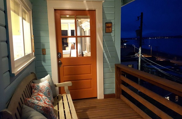 Dragonfly Beach House: Walk The Beach Or Soak Under The Stars In The Hot Tub!