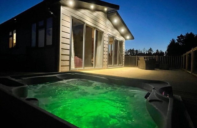 Dragonfly Lodge - 2 Bedroom Lodge with Hot Tub