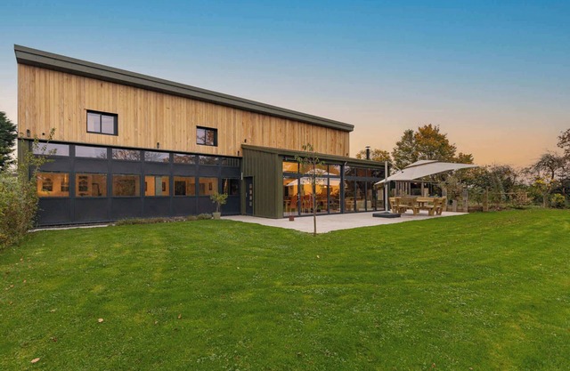 Dragons Barn with Hot Tub