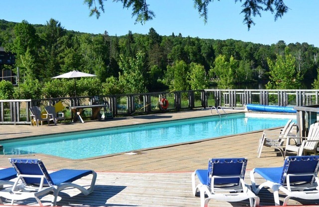Dream Chalet with Spa & Fireplace – Lake Access, Pool & Sports Courts Included