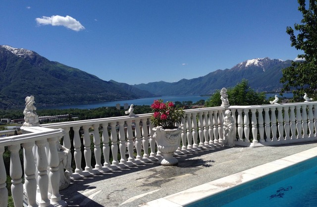 Dream holiday house with a fantastic view of Lake Maggiore and the swimming pool