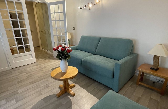 Dream location for this apartment full center of brides baths