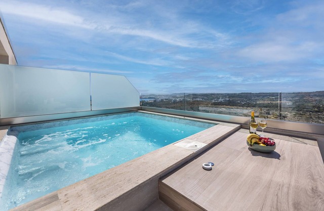 Dream Vacation with Private Pool BBQ and breathtaking sunrise and sunset views