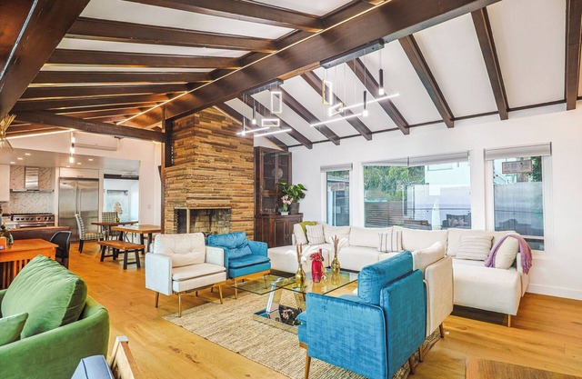 Dreamy beach house w/direct ocean access, panoramic views, and a jacuzzi.