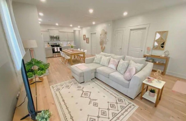 Dreamy Getaway 2br|2ba, Relaxing Backyard w/Mural