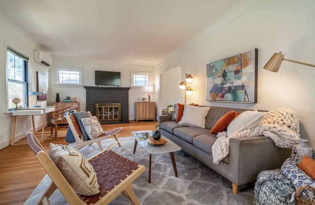 Dreamy Tudor Cottage in Ballard; 86 Walk Score!