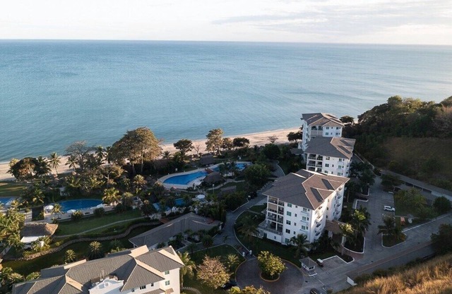Dreamy Villa with 3 bdr + 3.5 bthr next to the lake + Beach club access