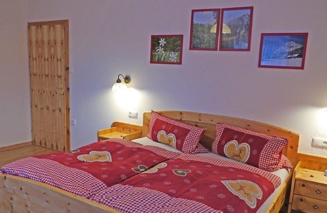 Dreibettzimmer, Dusche, WC - Haus Moser