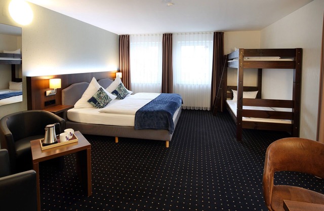Dreibettzimmer mit Dusche und WC