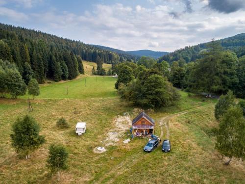 Drewniany domek pod masywem Śnieżnika dojazd otwarty