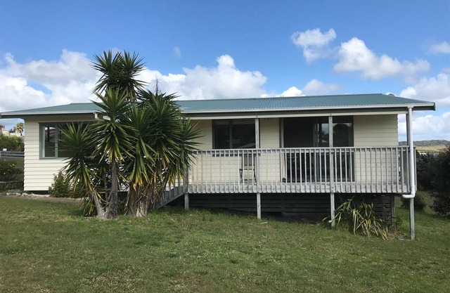 Drift Away - Sunny, pet-friendly kiwi bach, handily located in quiet cul-de-sac